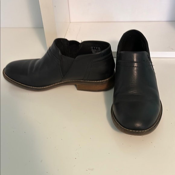 Clarks Black Shoes - ultimate comfort. Size 7. Euc - Picture 2 of 7
